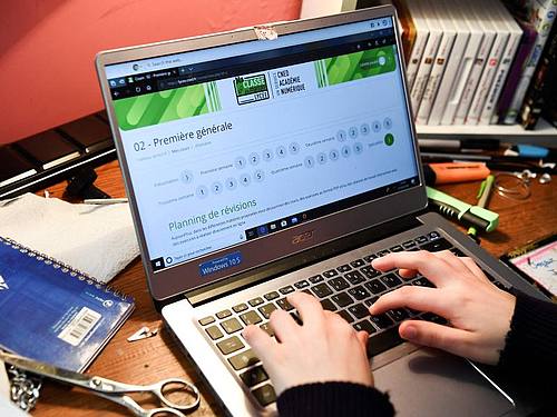 Eine Gymnasiastin macht in Frankreich Hausaufgaben über die staatliche Website des Nationalen Zentrums für Fernunterricht. Foto: Alain Jocard/AFP/dpa
