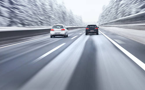 Zwei Autos auf schneebedeckter Autobahn
