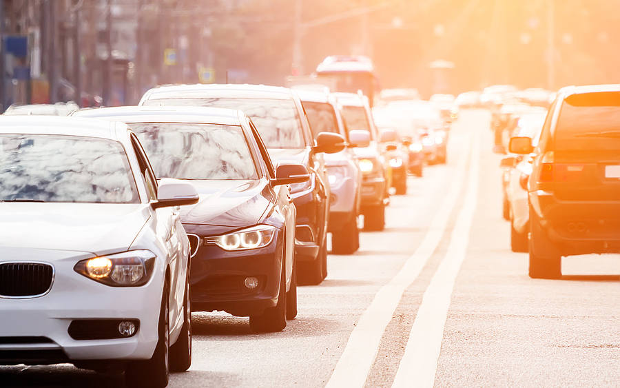 Autos stehen im Stau