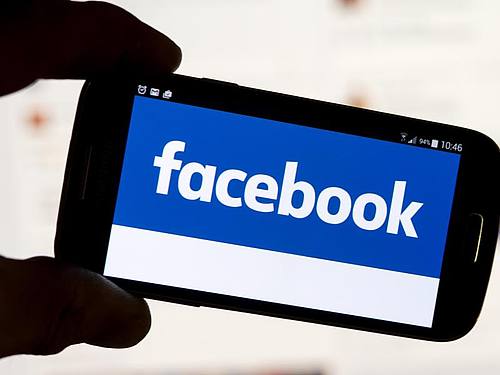 Smarthpone mit dem Facebook-Logo
