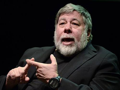 Apple-Mitbegründer Steve Wozniak spricht bei einer Diskussion beim Worldwebforum. Foto: Steffen Schmidt/KEYSTONE/dpa