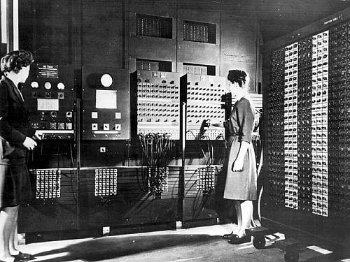 Zwei Frauen stehen am ENIAC-Computer, der an der Universität von Pennsylvania entwickelt wurde. ENIAC steht für "Electronic Numerical Integrator And Computer". Foto: U.S. Army/dpa
