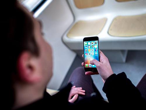Vor allem junge Menschen in Deutschland nutzen das Smartphone, um online zu sein. Foto: picture alliance/Hauke-Christian Dittrich/dpa/Illustration