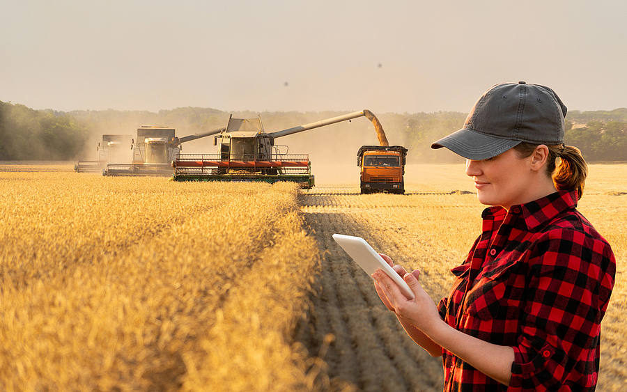Landwirtin mit Tablet