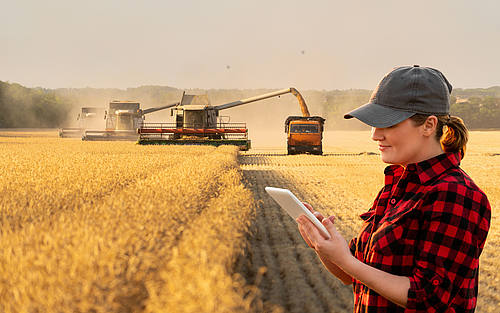 Landwirtin mit Tablet