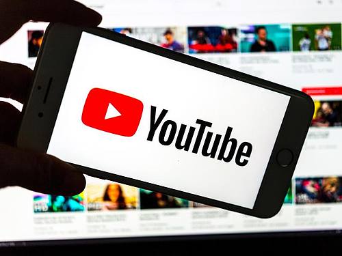 Das Youtube-Logo auf einem Smartphone.