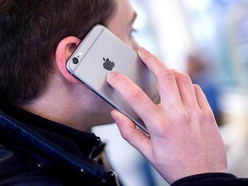 Ein Mann mit einem Smartphone am Ohr.