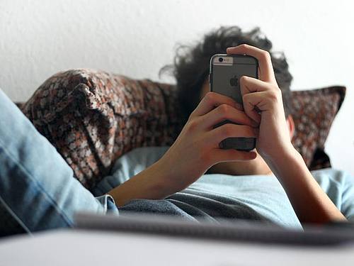 Die meisten Kinder und Jugendlichen interessieren sich einer Umfrage zufolge kaum für Nachrichten. Foto: picture alliance / dpa