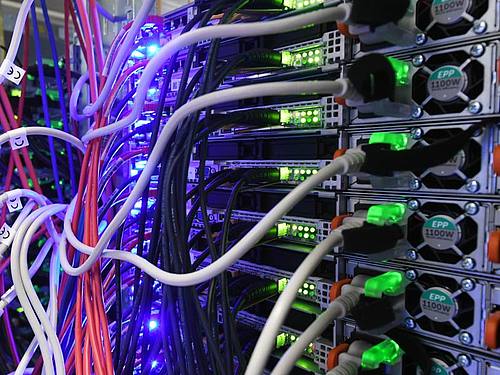 In einem Serverraum in einem Rechenzentrum des Internetdienstanbieters 1&amp;amp;1 am Standort Karlsruhe führen Kabel zu Servern. Foto: Uli Deck/dpa