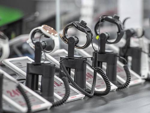Uhren in einem der Elektromarkt. Bei Geräten mit digitalen Elementen wie Tablets oder Smartwatches gilt künftig eine Update-Pflicht. Foto: Armin Weigel/dpa