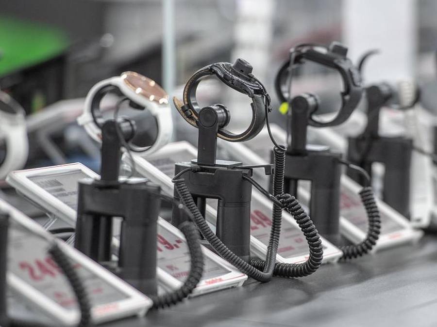Uhren in einem der Elektromarkt. Bei Geräten mit digitalen Elementen wie Tablets oder Smartwatches gilt künftig eine Update-Pflicht. Foto: Armin Weigel/dpa