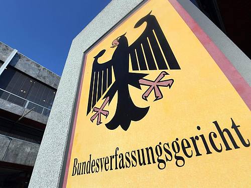 Ein Hinweisschild mit dem Schriftzug «Bundesverfassungsgericht». Foto: Uli Deck/dpa