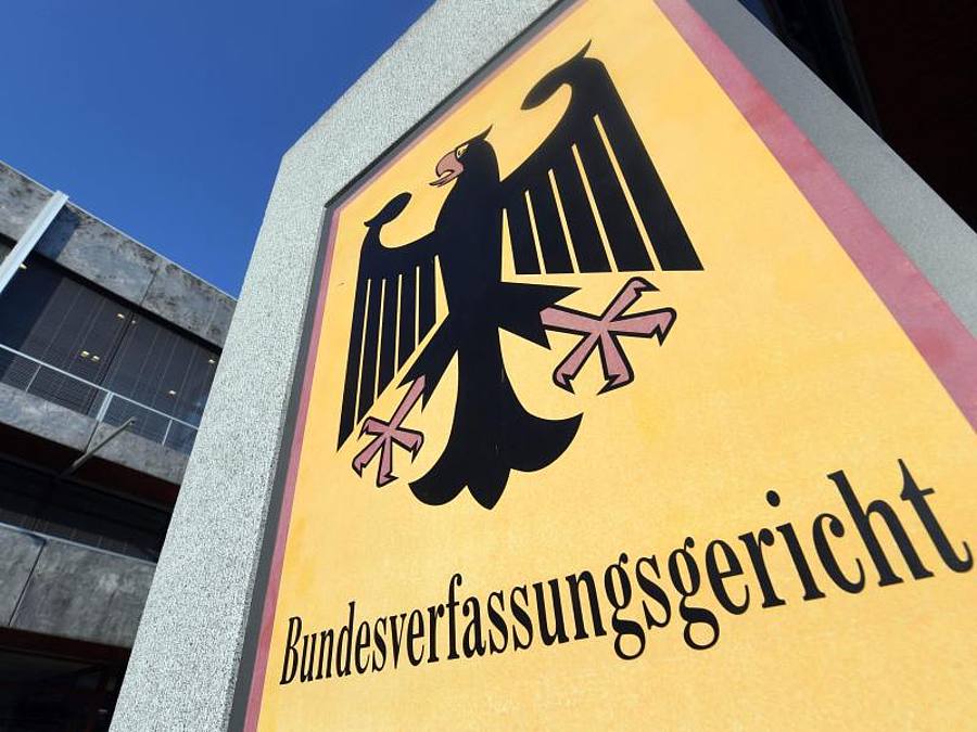 Ein Hinweisschild mit dem Schriftzug «Bundesverfassungsgericht». Foto: Uli Deck/dpa