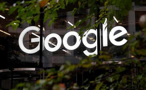 Das Google-Logo am Granary Square in London.