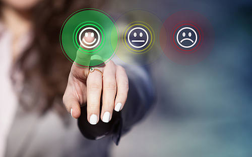Eine Frau drückt auf einen grünen Smiley