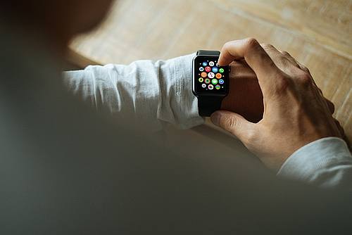 Smart Watch am Arm eines Mannes