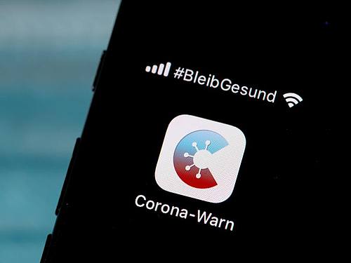 Die offizielle Corona-Warn-App auf einem Smartphone. Die App soll die Kontaktverfolgung von Infizierten ermöglichen. Foto: Sven Hoppe/dpa