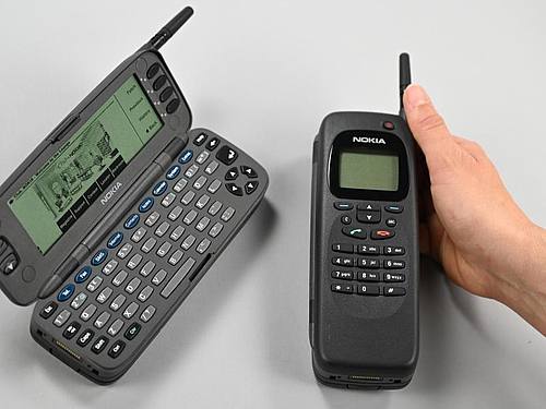 Ein original „Nokia 9000 Communicator“ (r) und ein aufgeklappter baugleicher Dummy. Foto: Arne Dedert/dpa