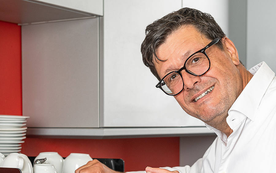 Martin Hager macht Kaffee