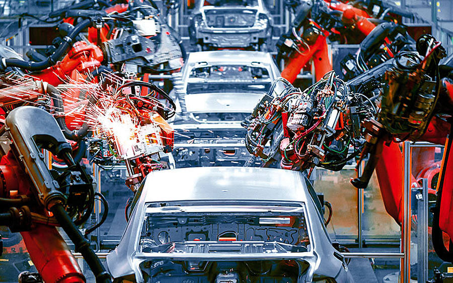 Robotergestützte Fertigungsstraße in einem Automobilwerk