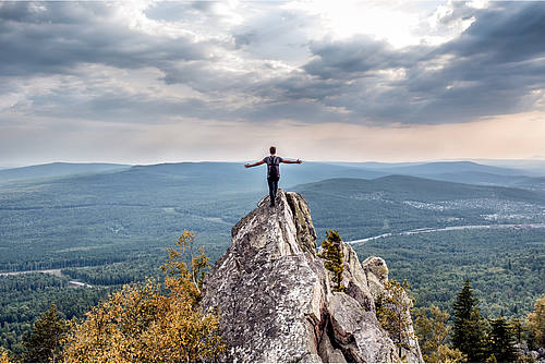 Mann steht auf Berg
