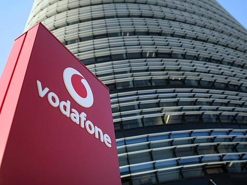 Das Vodafone-Logo vor einem Konzerngebäude