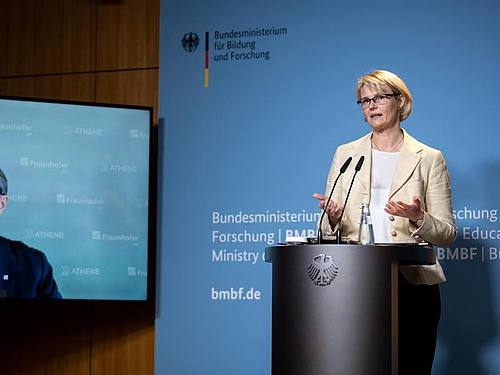 Bundesforschungsmininsterin Anja Karliczek verwies auf die Bedrohungen aus dem Cyberraum, den Menschen, Unternehmen und Organisationen in Deutschland im Alltag ausgesetzt seien. Foto: Bernd von Jutrczenka/dpa