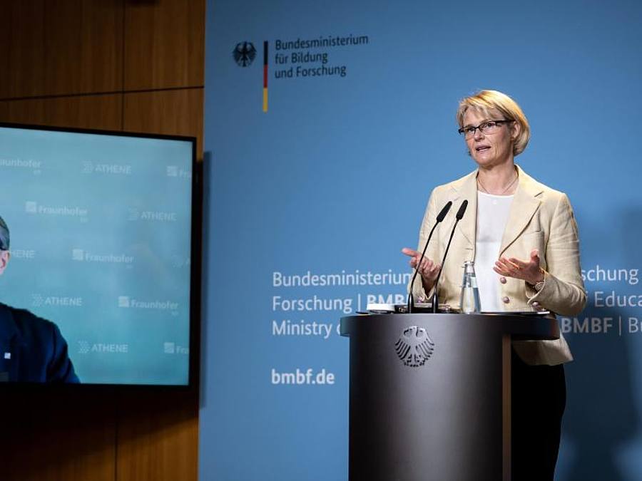 Bundesforschungsmininsterin Anja Karliczek verwies auf die Bedrohungen aus dem Cyberraum, den Menschen, Unternehmen und Organisationen in Deutschland im Alltag ausgesetzt seien. Foto: Bernd von Jutrczenka/dpa