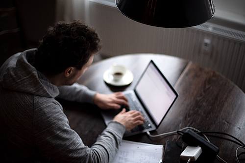 Mann vor Laptop