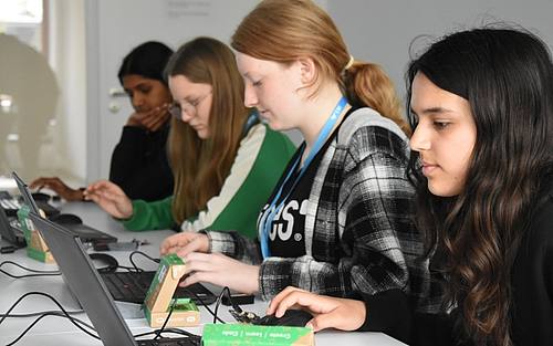 Beim EBF Girls' Day wird ein cooles Wearable programmiert