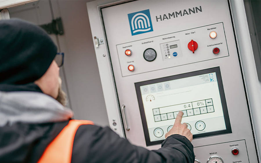 Hammann-Mitarbeiter an Gerät