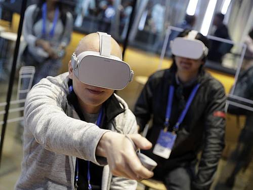 Facebook-Chef Mark Zuckerberg setzt große Hoffnungen in die virtuelle Realität, bei der Nutzer mit Hilfe von Spezialbrillen in digitale Welten eintauchen können. Foto: Marcio Jose Sanchez