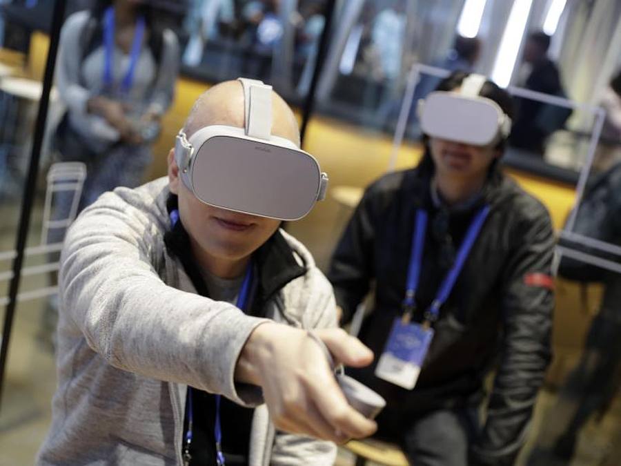 Facebook-Chef Mark Zuckerberg setzt große Hoffnungen in die virtuelle Realität, bei der Nutzer mit Hilfe von Spezialbrillen in digitale Welten eintauchen können. Foto: Marcio Jose Sanchez