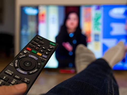 Eine Fernbedienung, die auf einen Fernseher gerichtet ist