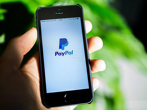 Online-Bezahldienst Paypal auf dem Smartphone. Foto: Lukas Schulze/dpa