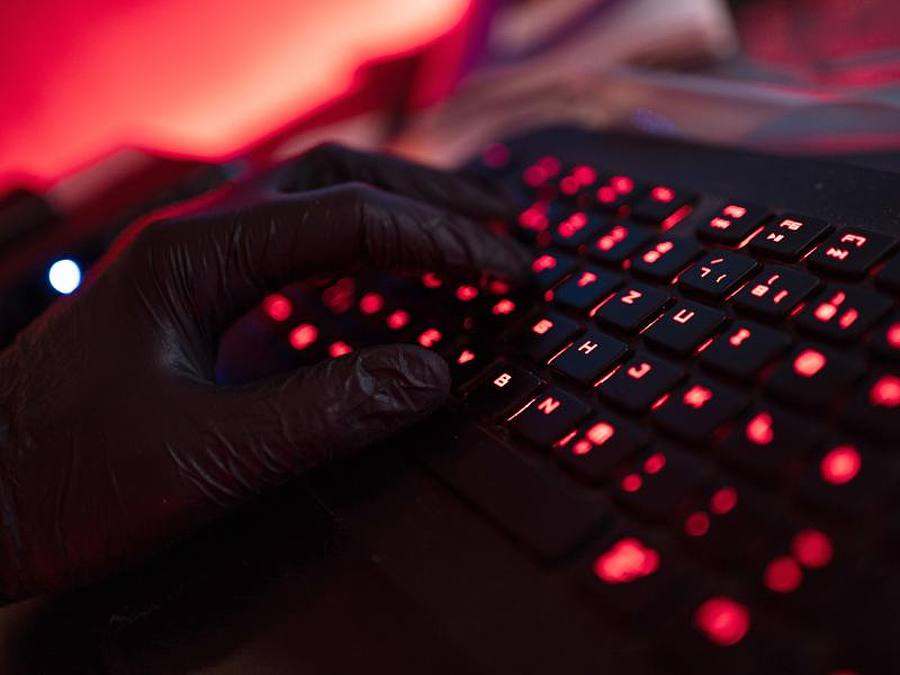 Laut Polizeistatistik wurde von den in 2020 bundesweit erfassten 108.474 Cybercrime-Fällen etwas weniger als jeder dritte aufgeklärt (Symbol). Foto: Nicolas Armer/dpa