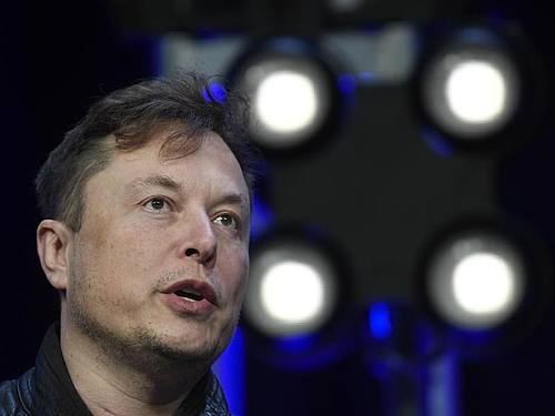 Elon Musks Starlink-System, das schnelle Internet-Verbindungen direkt über eigene Satelliten herstellt, könnte der Ukraine helfen, wenn die herkömmlichen Telekommunikationsnetze ausfallen sollten. Foto: Susan Walsh/AP/dpa
