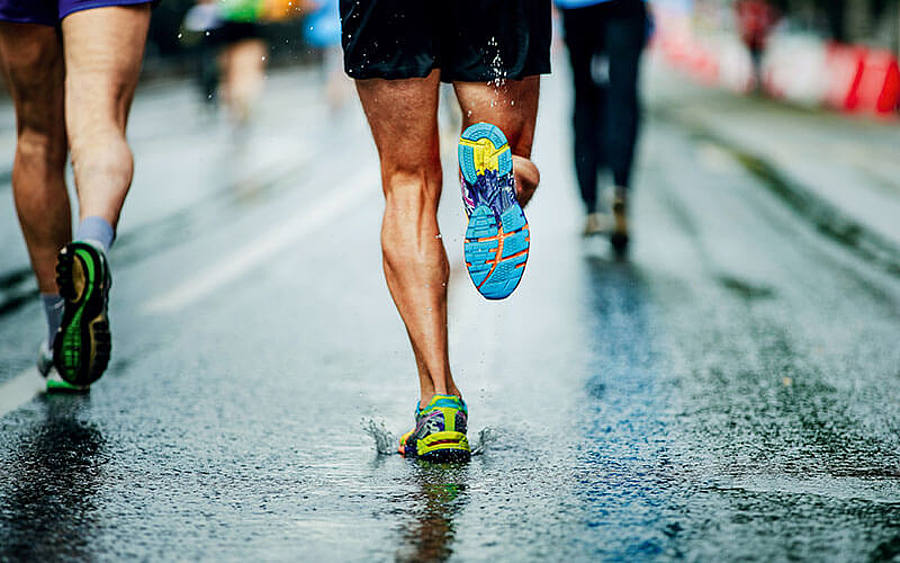 Eine Joggerin beim Laufen