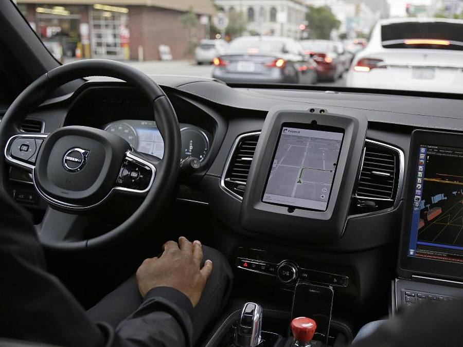Ein selbstfahrendes Auto des Fahrdienst-Vermittlers Uber wird getestet. Foto: Eric Risberg/AP