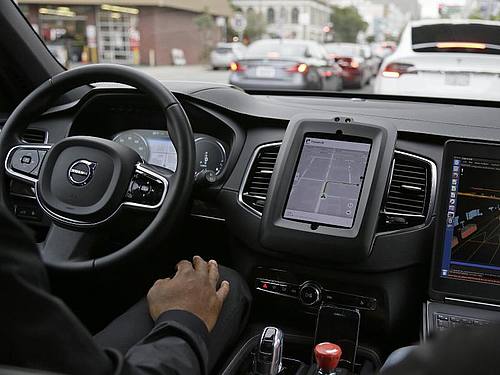 Ein selbstfahrendes Auto des Fahrdienst-Vermittlers Uber wird getestet. Foto: Eric Risberg/AP