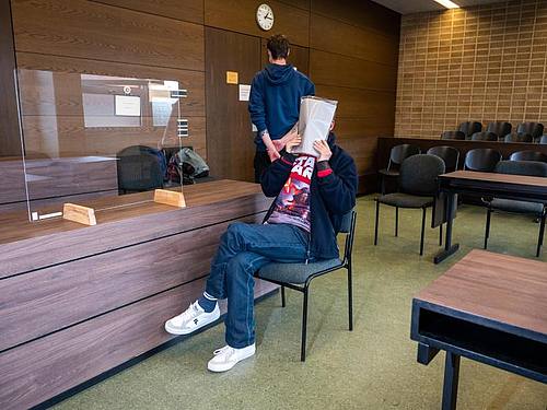 Der Angeklagte sitzt in einem Gerichtssaal. Er soll im Juni 2020 in einer Facebook-Gruppe zu Gewalt gegen Bundeskanzlerin Angela Merkel sowie allgemein gegen Migranten aufgerufen haben. Foto: Christophe Gateau/dpa