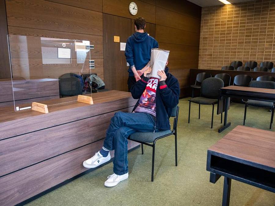 Der Angeklagte sitzt in einem Gerichtssaal. Er soll im Juni 2020 in einer Facebook-Gruppe zu Gewalt gegen Bundeskanzlerin Angela Merkel sowie allgemein gegen Migranten aufgerufen haben. Foto: Christophe Gateau/dpa