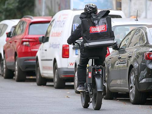 Ein Mitarbeiter des Lebensmittel-Lieferdienstes Gorillas in Berlin. Foto: Wolfgang Kumm/dpa