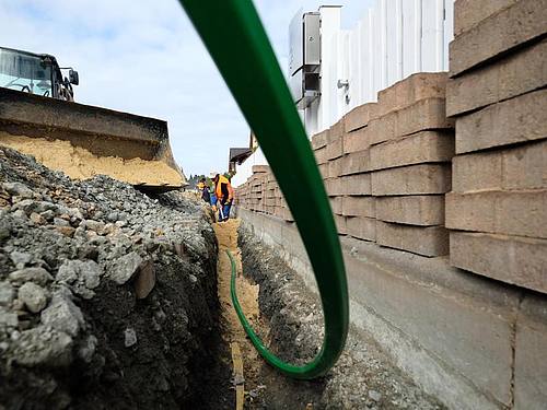 Bauarbeiter bereiten die Verlegung von Glasfaserkabeln vor. Foto: Sebastian Willnow/zb/dpa