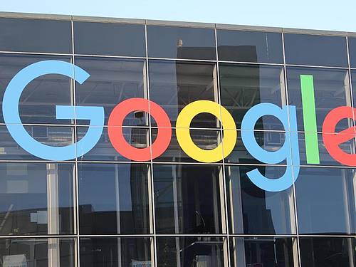 Google muss erneut eine Geldstrafe zahlen. Das Unternehmen geriet in der Vergangenheit auch in den USA und in Brüssel unter Druck. Foto: Christoph Dernbach/dpa