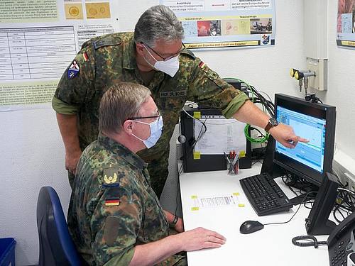 Oberstleutnant Patrick Leander Scheid (hinten) und Generalarzt Dr. Stefan Kowitz im Multinational Medical Coordination Centre/European Medical Command in Koblenz. Foto: Thomas Frey/Thomas Frey/dpa