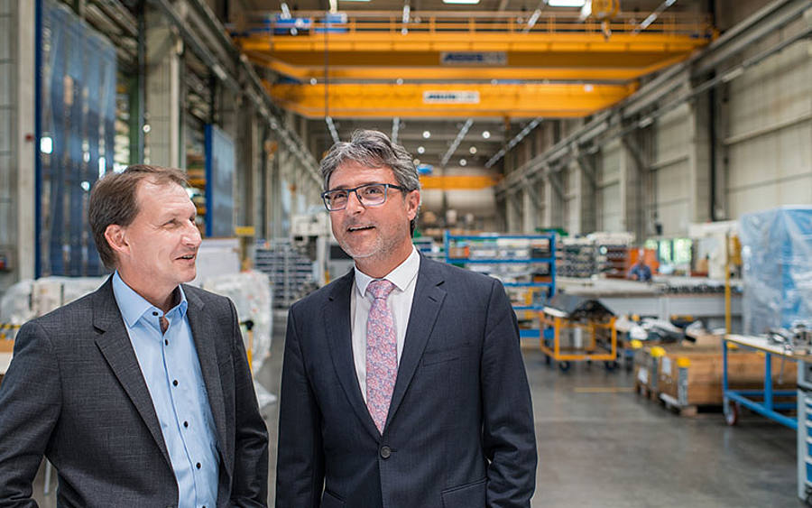 IT-Leiter Ralf Radny und Lutz Busch, Vorsitzender der Geschäftsführung, von der Kampf Schneid- und Wickeltechnik GmbH & Co. KG.