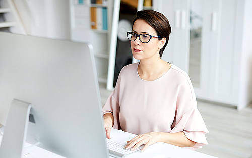 Frau am Computer