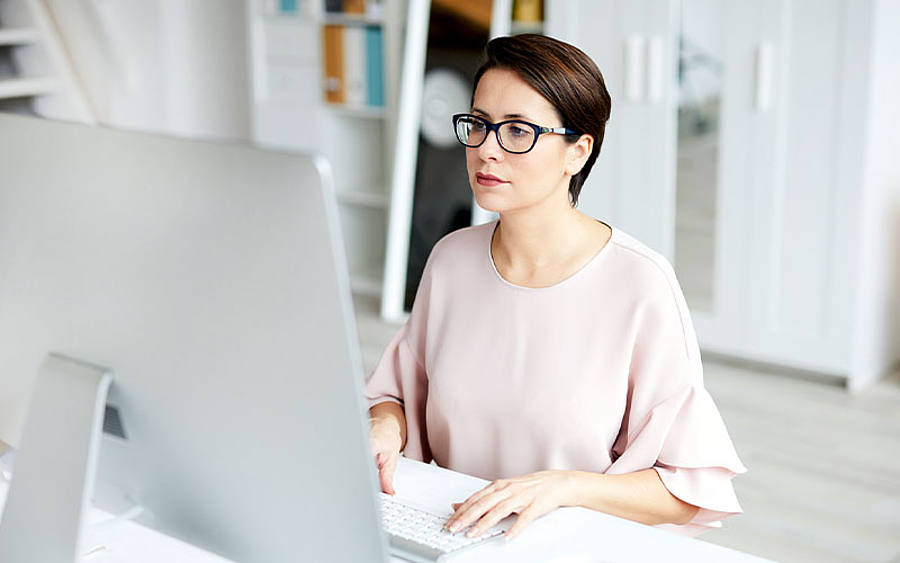 Frau am Computer