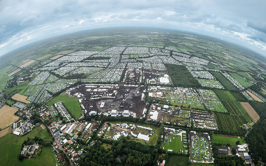 Wo die Kabel nicht hinreichen, etwa zu abgelegenen Zonen auf dem Camping-Areal, arbeitet das Festival mit Richtfunk. ((Bildquelle: Malzahn))